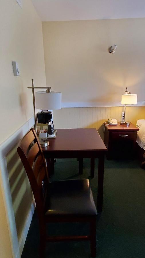Comox Valley Inn & Suites Кортни Екстериор снимка