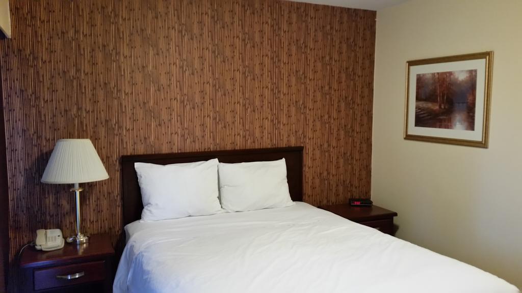 Comox Valley Inn & Suites Кортни Екстериор снимка